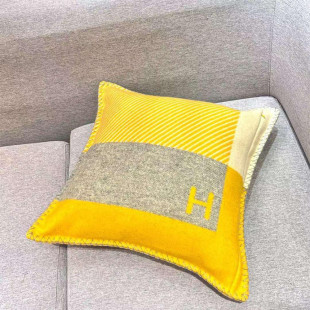 Подушка из овечьей шерсти Hermes Riviera жёлтая 