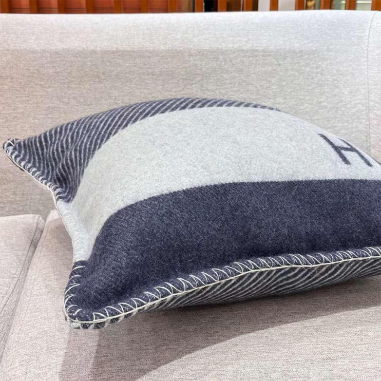 Подушка из овечьей шерсти Hermes Riviera серая 