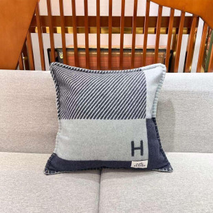 Подушка из овечьей шерсти Hermes Riviera серая 