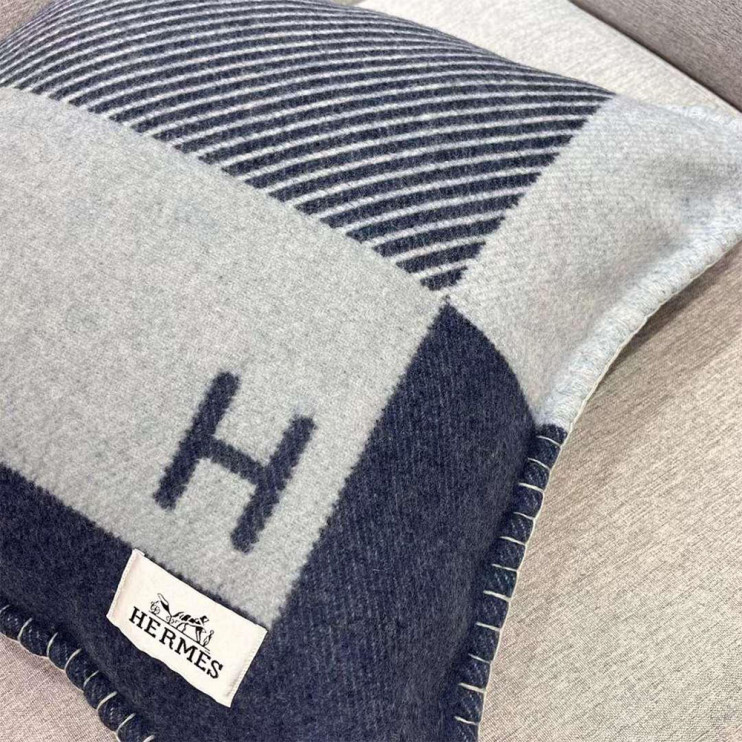 Подушка из овечьей шерсти Hermes Riviera серая 
