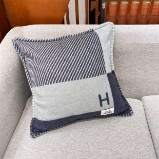 Подушка из овечьей шерсти Hermes Riviera серая 