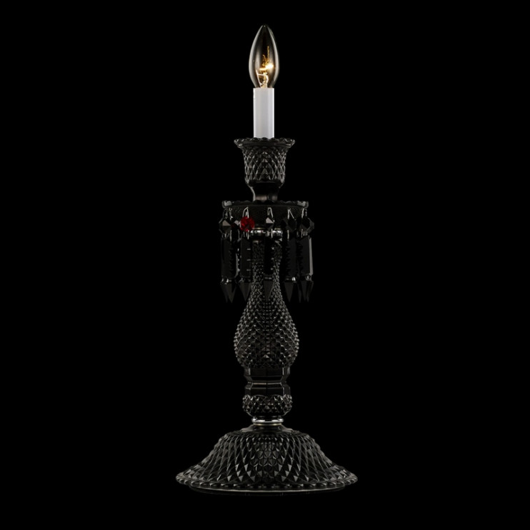 Стильная хрустальная настольная лампа Baccarat с черным абажуром.