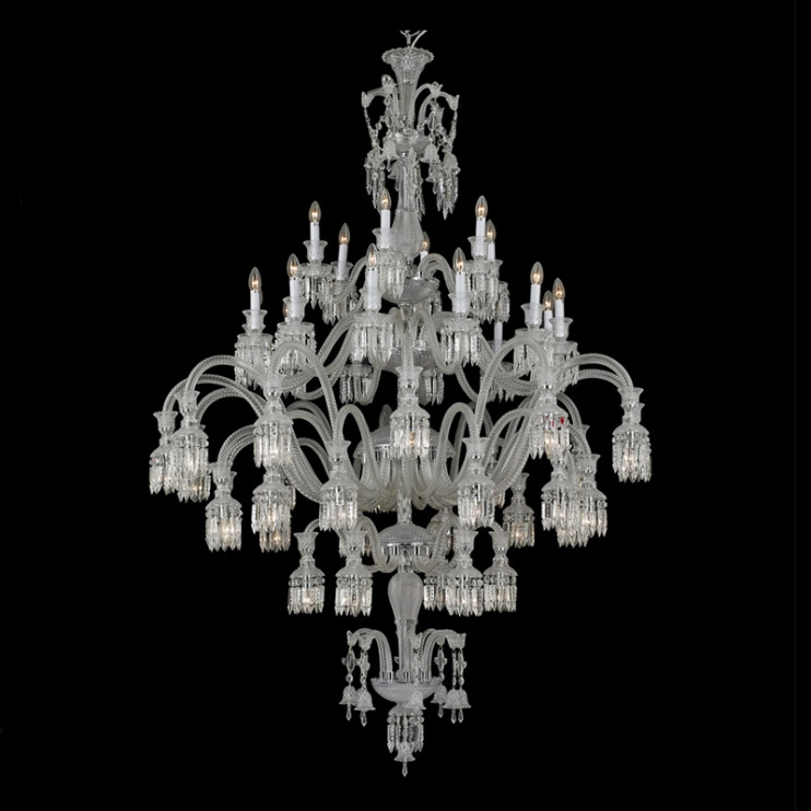 Большая хрустальная люстра Baccarat отеля